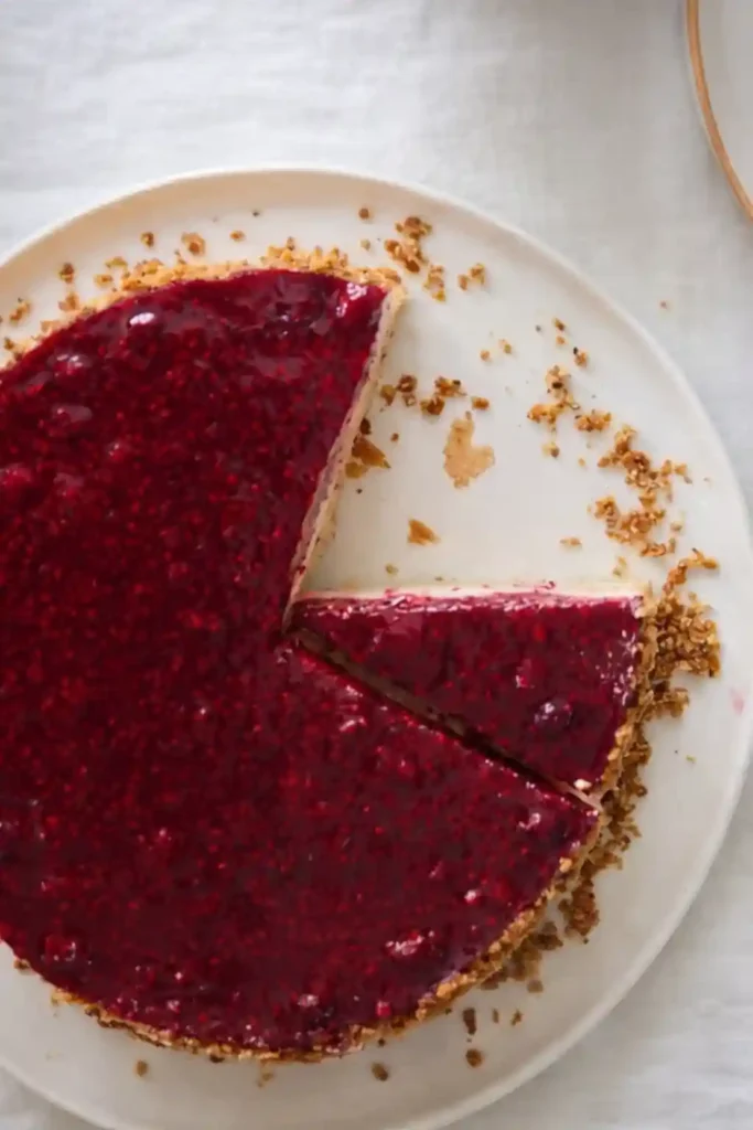 Angeschnittene Himbeertorte mit Sahne – einfache Himbeer-Sahne-Torte mit Biskuitboden, cremiger Füllung und fruchtigem Himbeerbelag