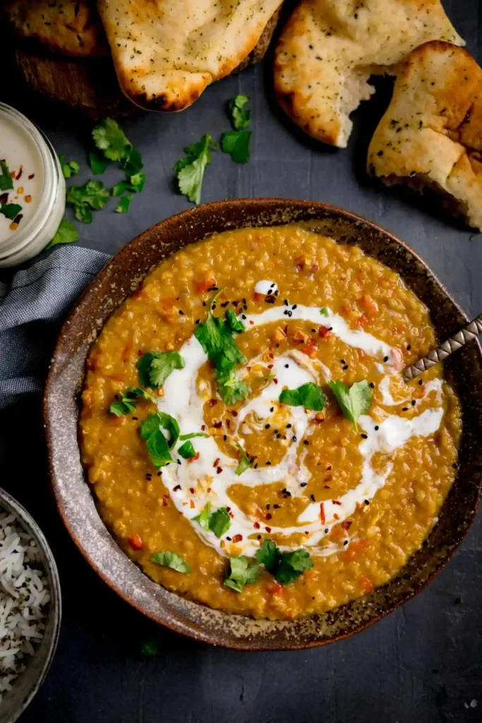 Rote Linsen Dal Curry Rezept – cremiges indisches veganes Dal Gericht mit Kokosmilch, Koriander, Reis und Fladenbrot
