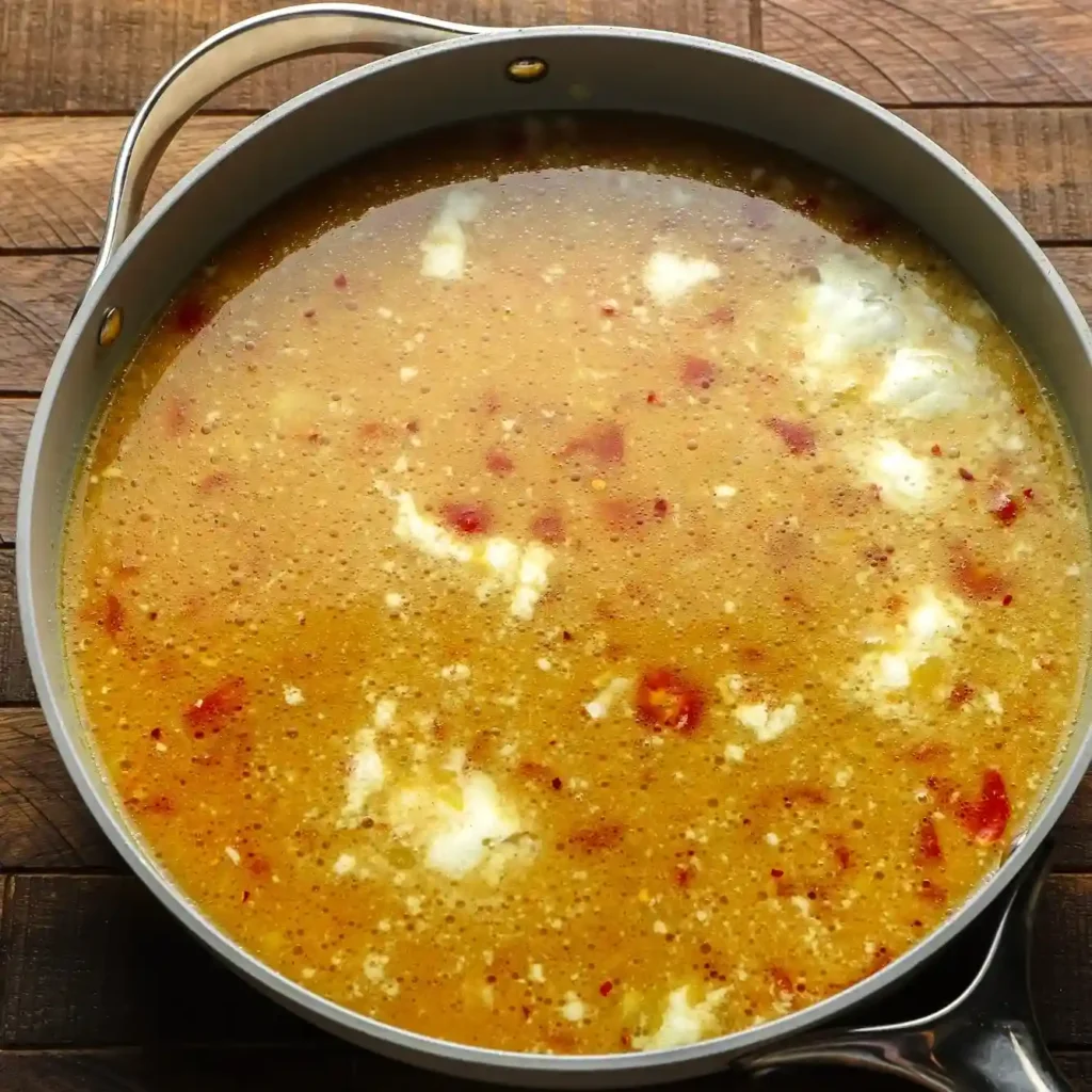 Rote Linsen Dal Curry Rezept – rote Linsen köcheln in Gemüsebrühe und Kokosmilch für indisches veganes Dal Gericht