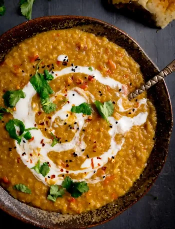 Rote Linsen Dal Curry Rezept – cremiges indisches veganes Dal Gericht mit Kokosmilch, Koriander und Gewürzen in einer Schale