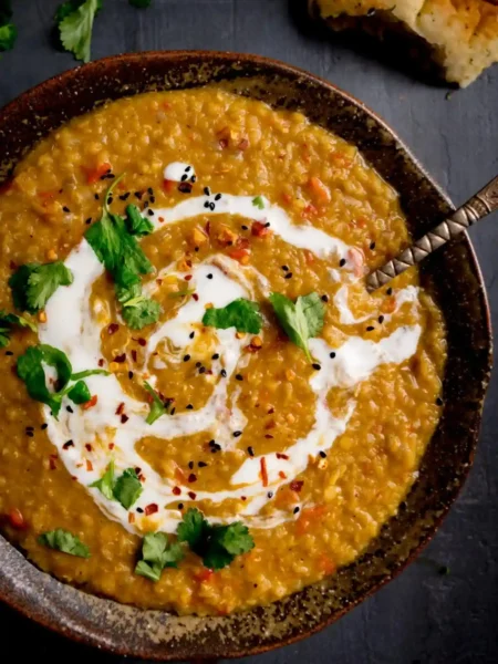 Rote Linsen Dal Curry Rezept – cremiges indisches veganes Dal Gericht mit Kokosmilch, Koriander und Gewürzen in einer Schale