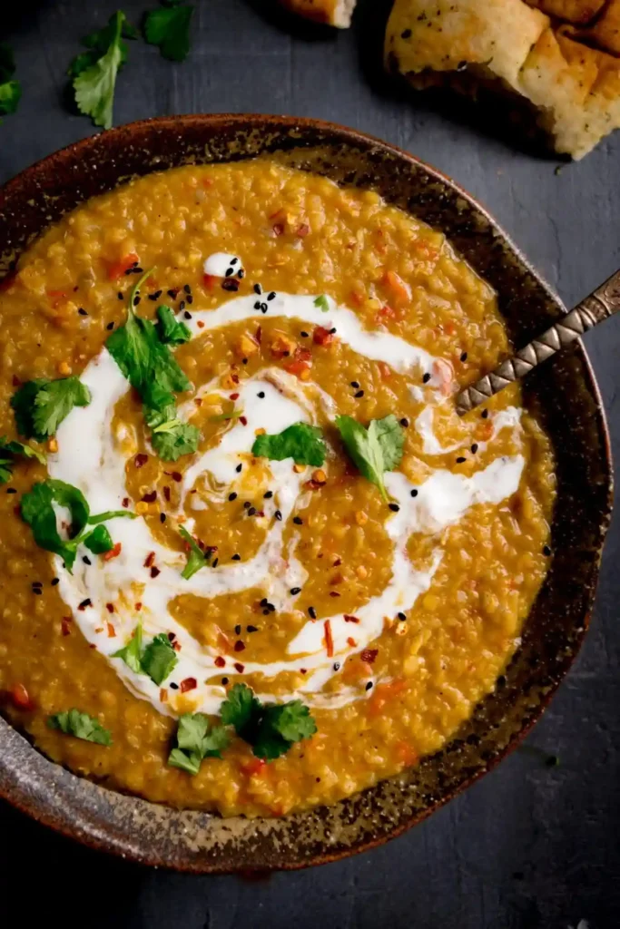 Rote Linsen Dal Curry Rezept – cremiges indisches veganes Dal Gericht mit Kokosmilch, Koriander und Gewürzen in einer Schale