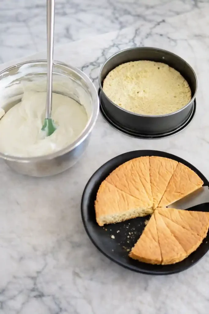 Zubereitung der Käse Sahne Torte mit Quark – Biskuitboden schneiden und Käse Sahne Creme vorbereiten