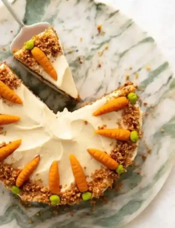 Saftiger Karottenkuchen mit Frischkäse-Frosting, klassischer Rüblikuchen mit Marzipanmöhren dekoriert