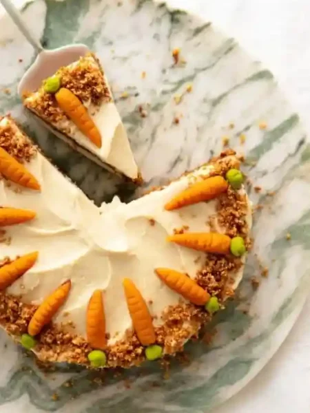 Saftiger Karottenkuchen mit Frischkäse-Frosting, klassischer Rüblikuchen mit Marzipanmöhren dekoriert