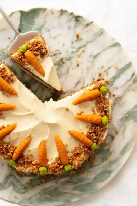 Saftiger Karottenkuchen mit Frischkäse-Frosting, klassischer Rüblikuchen mit Marzipanmöhren dekoriert