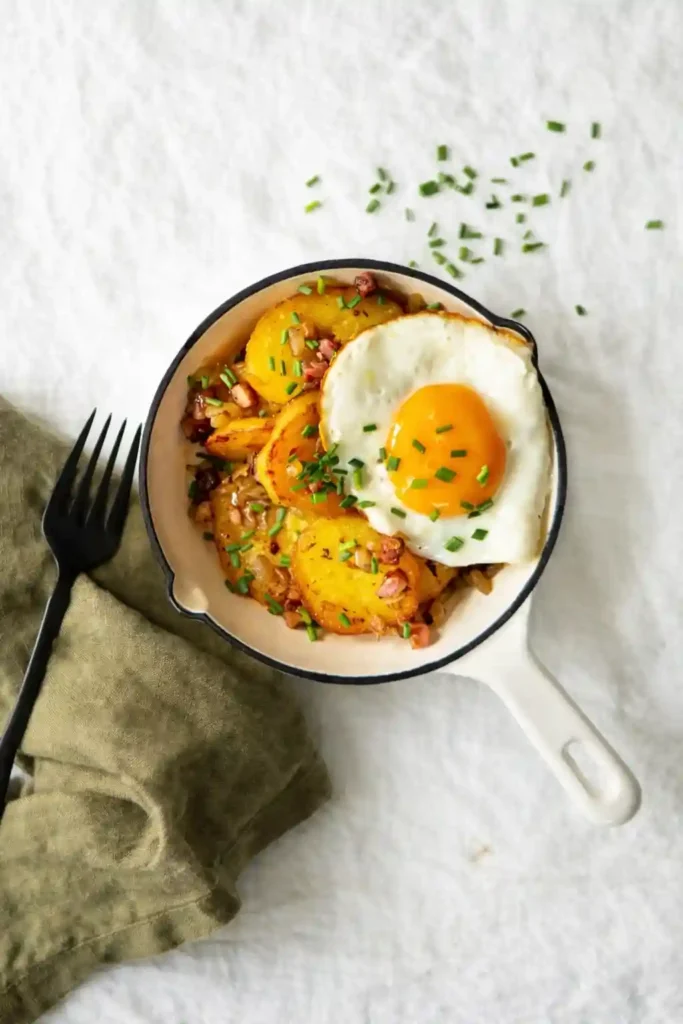 Knusprige Bratkartoffeln mit Speck und Zwiebeln mit Spiegelei