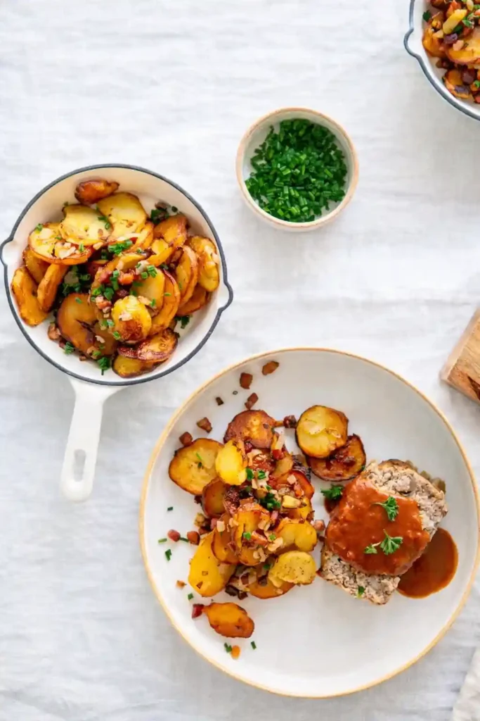 Knusprige Bratkartoffeln Rezept mit Speck und Zwiebeln als Beilage zu Hackbraten