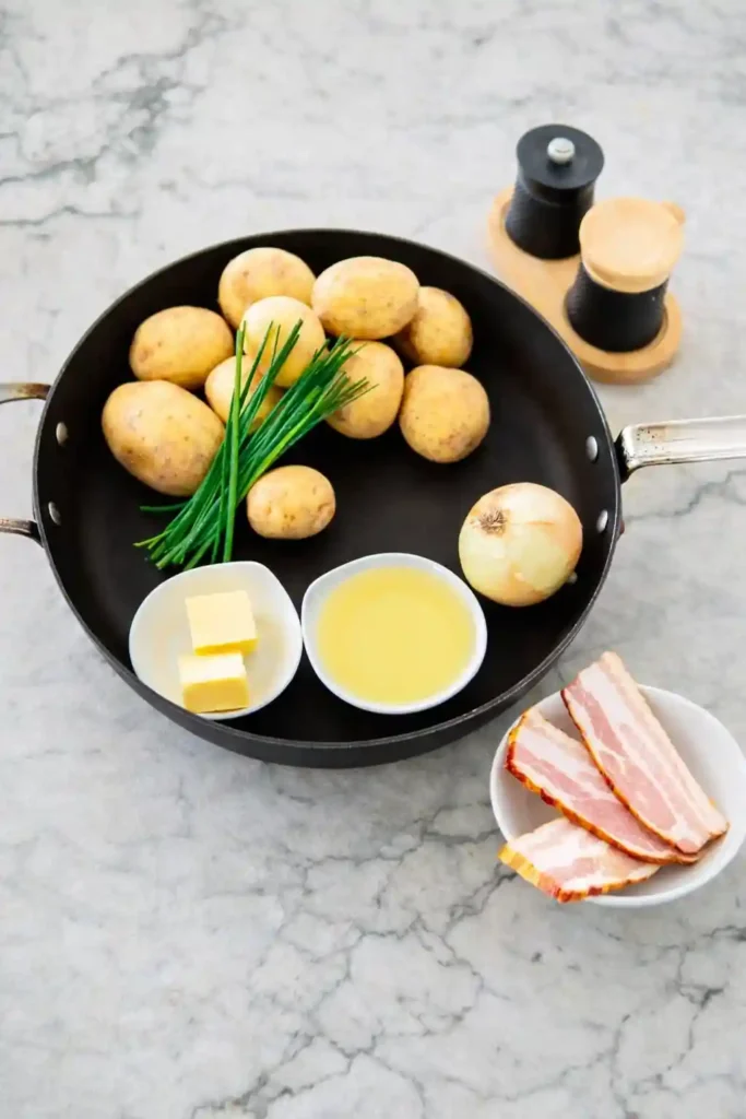 Zutaten für knusprige Bratkartoffeln Rezept mit Speck und Zwiebeln in der Pfanne