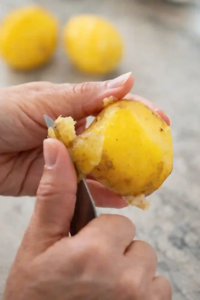 Kartoffeln schälen für knusprige Bratkartoffeln mit Speck und Zwiebeln