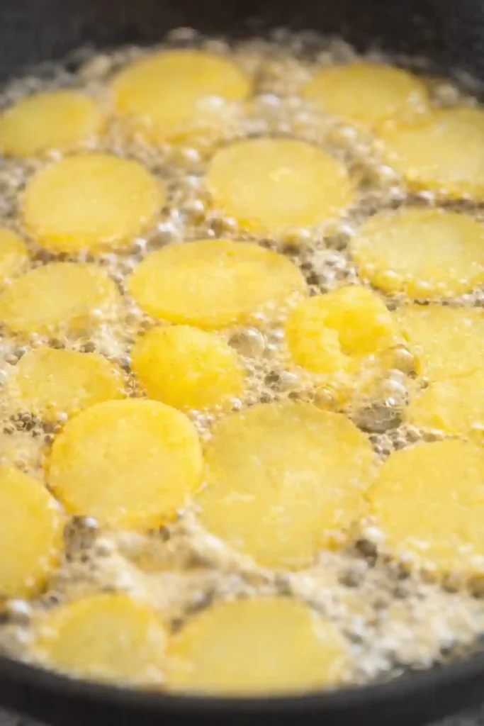 Kartoffelscheiben braten für knusprige Bratkartoffeln Rezept