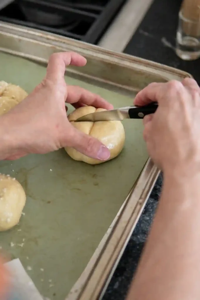 Laugenbrötchen selber machen – Teigling wird für das Laugenbrötchen Rezept eingeschnitten