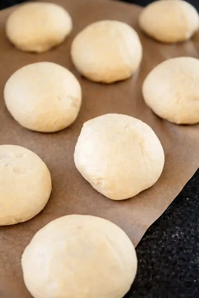 Laugenbrötchen selber machen – geformte Teiglinge für Laugenbrötchen Rezept vor dem Backen