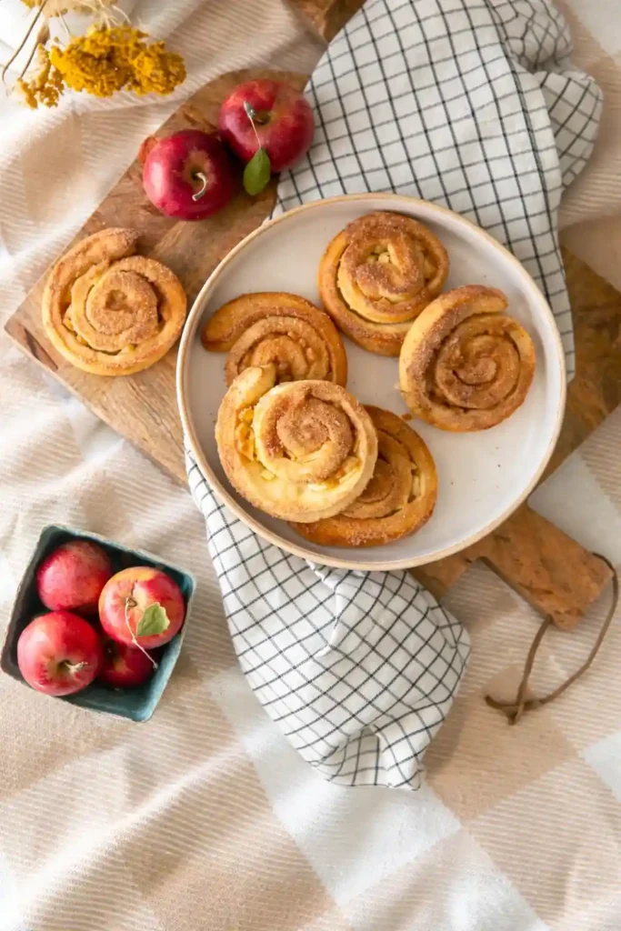 Omas Apfelschnecken Rezept mit Hefeteig und Zimt – saftige Apfelschnecken mit Apfel auf Teller angerichtet