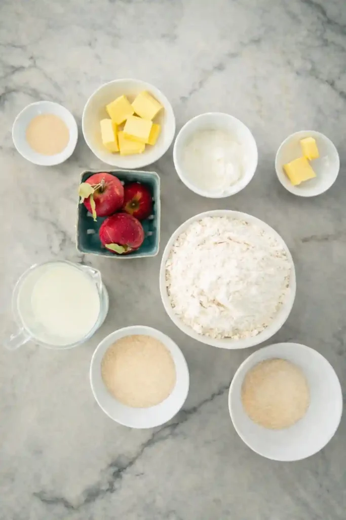 Zutaten für Omas Apfelschnecken Rezept mit Hefeteig – Mehl, Milch, Butter, Zucker, Hefe und frische Äpfel