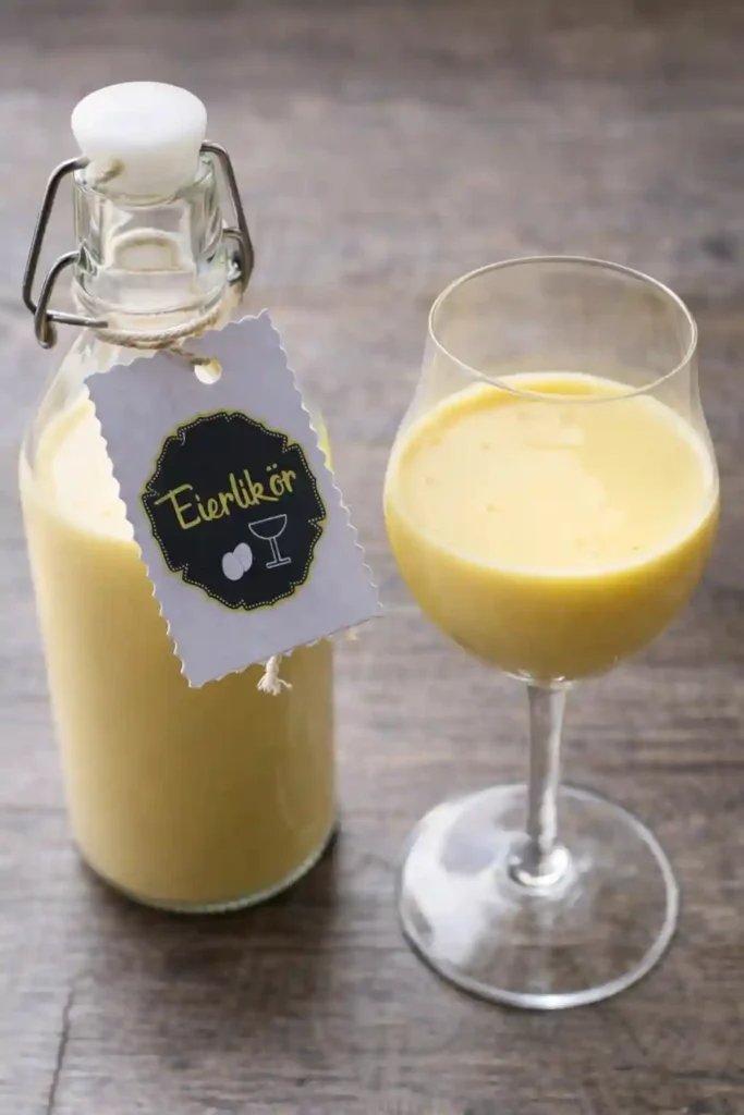 Omas Eierlikör Rezept DDR – selbstgemachter Eierlikör mit Rum in Glasflasche und Likörglas serviert