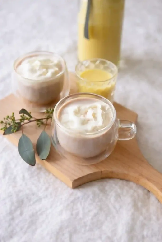 Omas Eierlikör Rezept DDR – selbstgemachter Eierlikör mit Rum im Kaffee mit Sahnehaube serviert