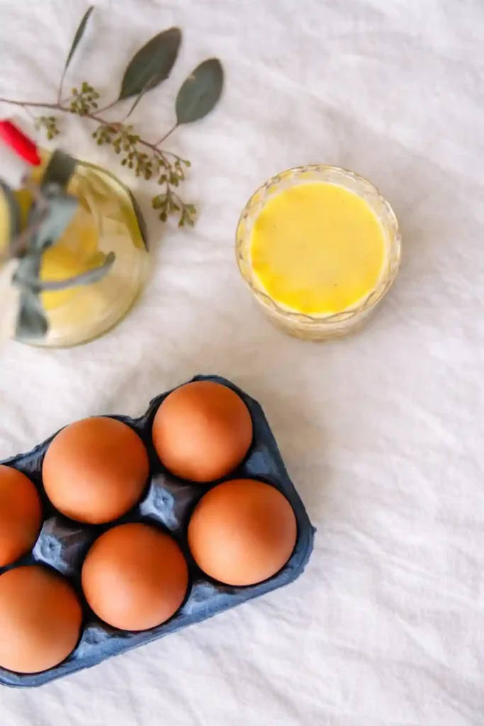 Omas Eierlikör Rezept DDR – selbstgemachter Eierlikör mit Rum, frische Eier und ein Glas cremiger Eierlikör