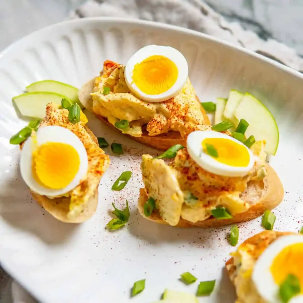 Omas Eiersalat DDR Rezept mit Mayonnaise und Joghurt auf geröstetem Brot – klassischer Eiersalat mit Schnittlauch und Apfel