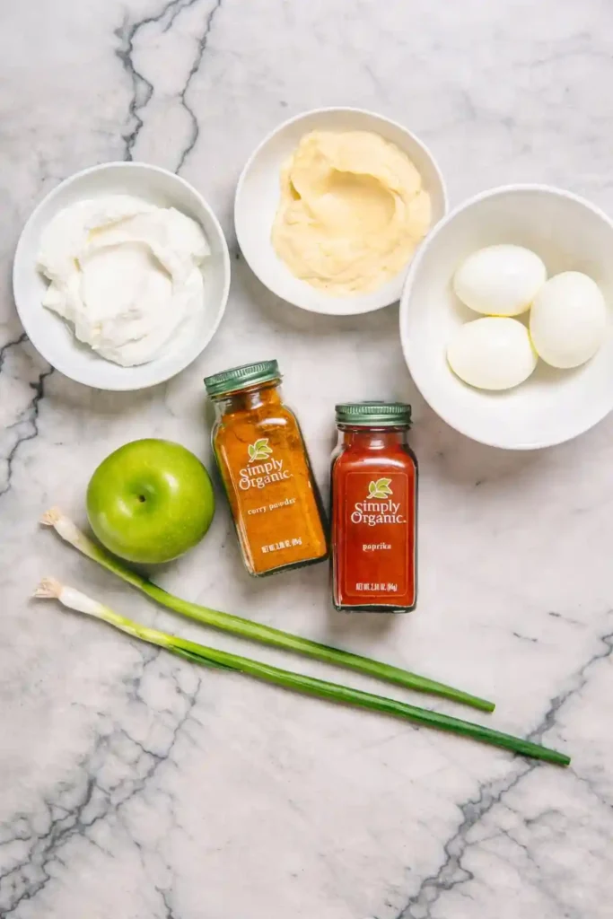 Zutaten für Omas Eiersalat DDR Rezept mit Mayonnaise, Joghurt und Schnittlauch – Eier, Apfel, Curry und Paprika