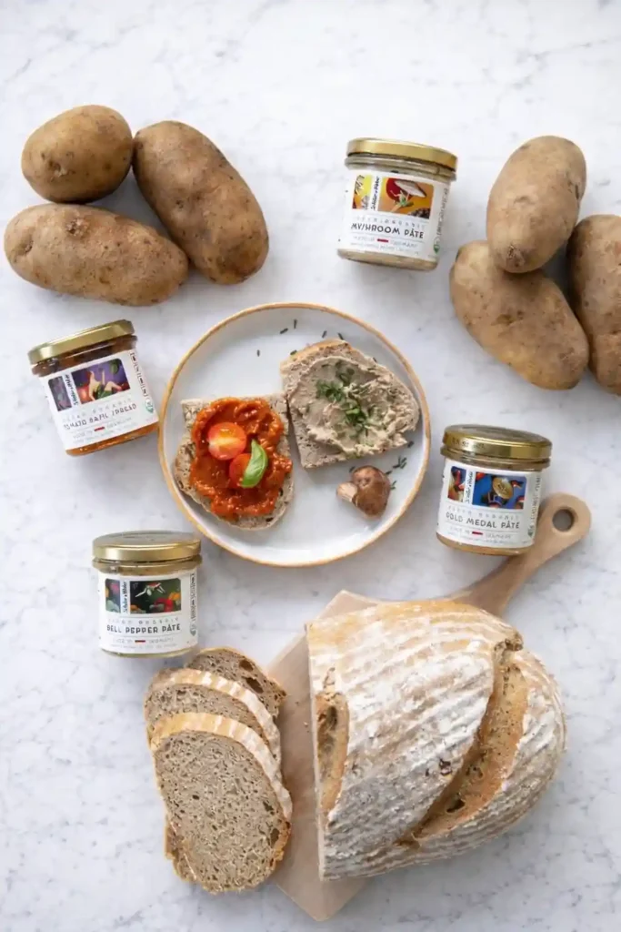 Omas Kartoffelbrot Rezept mit Sauerteig – frisch gebackenes Kartoffelbrot mit Aufstrichen und Kartoffeln serviert