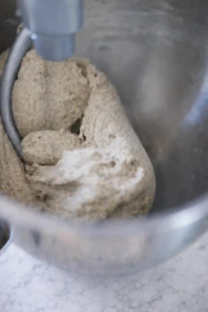 Kartoffelbrot Rezept mit Sauerteig – Teig für Omas Kartoffelbrot wird in der Küchenmaschine geknetet