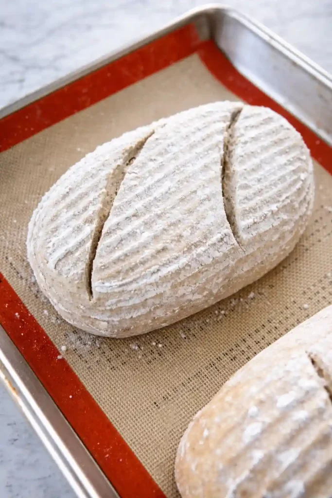 Omas Kartoffelbrot Rezept mit Sauerteig – geformtes Kartoffelbrot vor dem Backen mit eingeschnittener Oberfläche