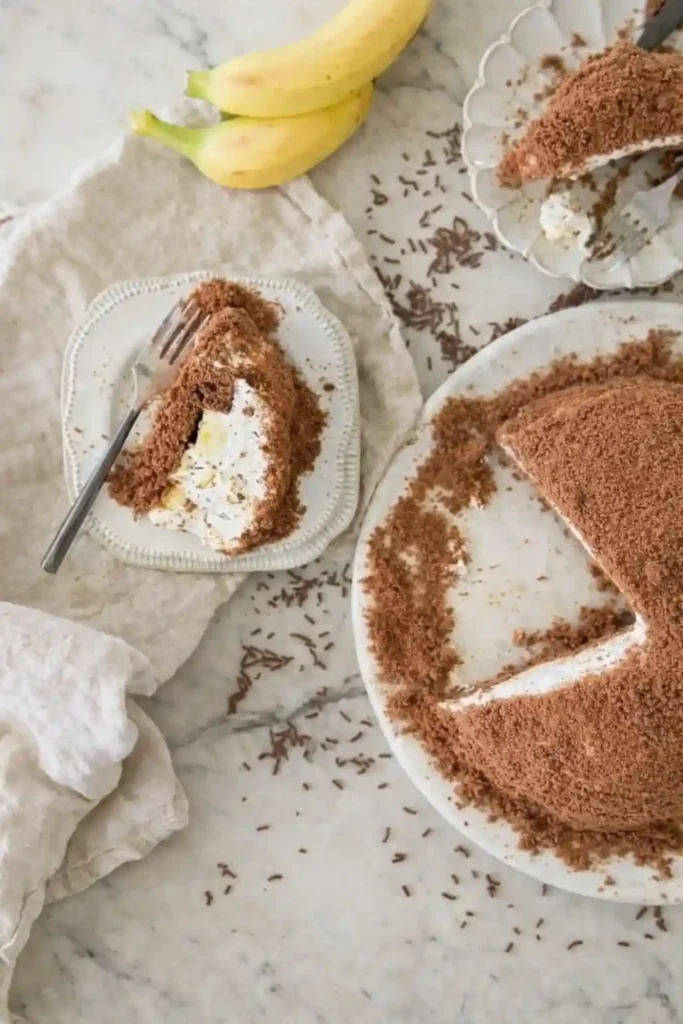 Omas Maulwurfkuchen Rezept mit Banane – saftiger Maulwurfkuchen mit Schokoboden, Bananen und Sahnefüllung, einfach selbst gemacht