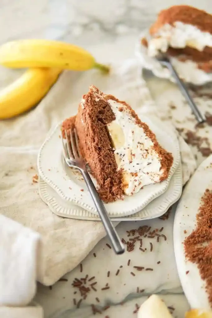 Omas Maulwurfkuchen Rezept mit Banane – saftiger Maulwurfkuchen mit Sahnefüllung und frischer Banane im Anschnitt