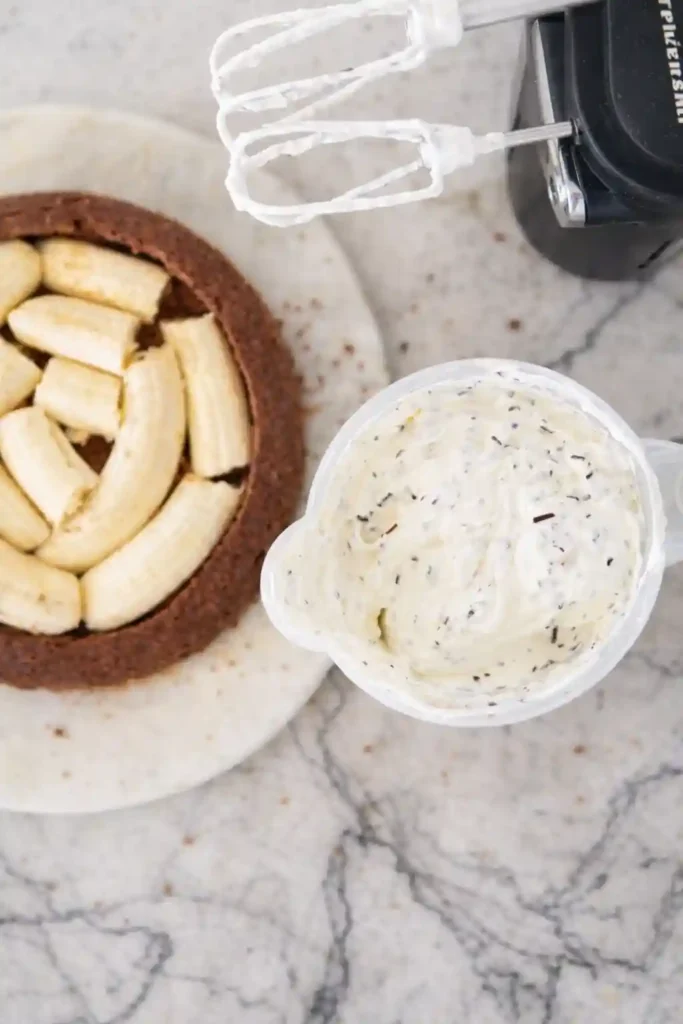 Maulwurfkuchen mit Banane vorbereiten – Schokoboden mit Bananen und Sahnecreme für Omas Maulwurfkuchen Rezept