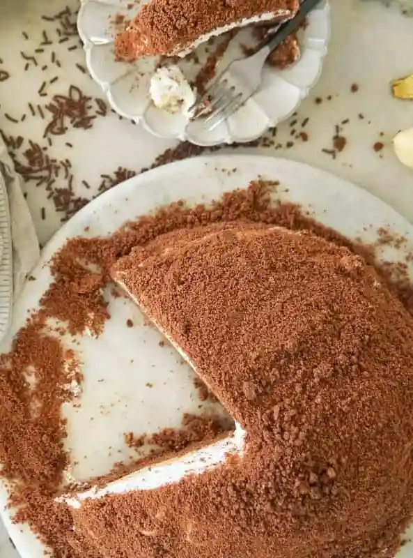 Omas Maulwurfkuchen Rezept mit Banane – saftiger Maulwurfkuchen mit Sahnefüllung und Schokokrümeln