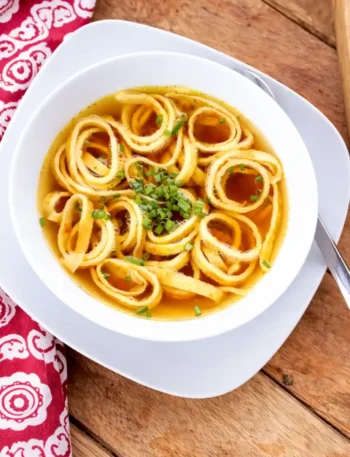 Original Flädlesuppe Rezept mit klarer Rinderbrühe und fein geschnittenen Flädle – klassische Pfannkuchensuppe wie bei Oma mit Schnittlauch