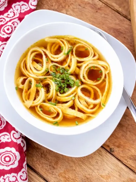 Original Flädlesuppe Rezept mit klarer Rinderbrühe und fein geschnittenen Flädle – klassische Pfannkuchensuppe wie bei Oma mit Schnittlauch