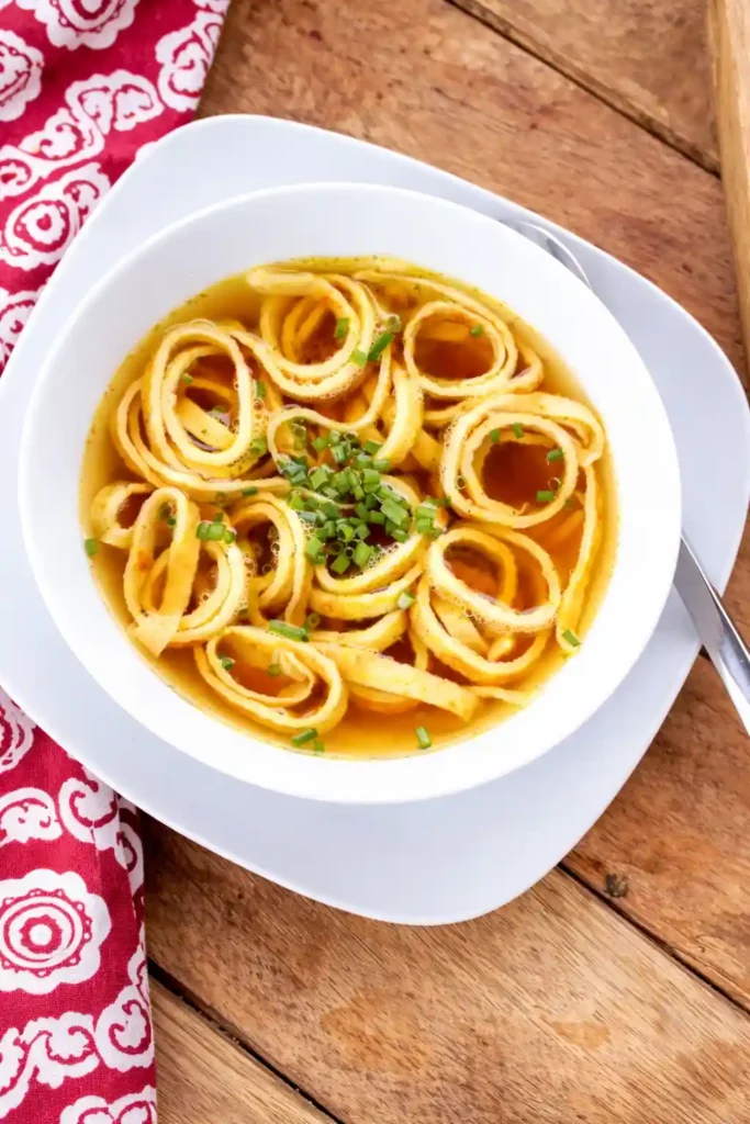 Original Flädlesuppe Rezept mit klarer Rinderbrühe und fein geschnittenen Flädle – klassische Pfannkuchensuppe wie bei Oma mit Schnittlauch