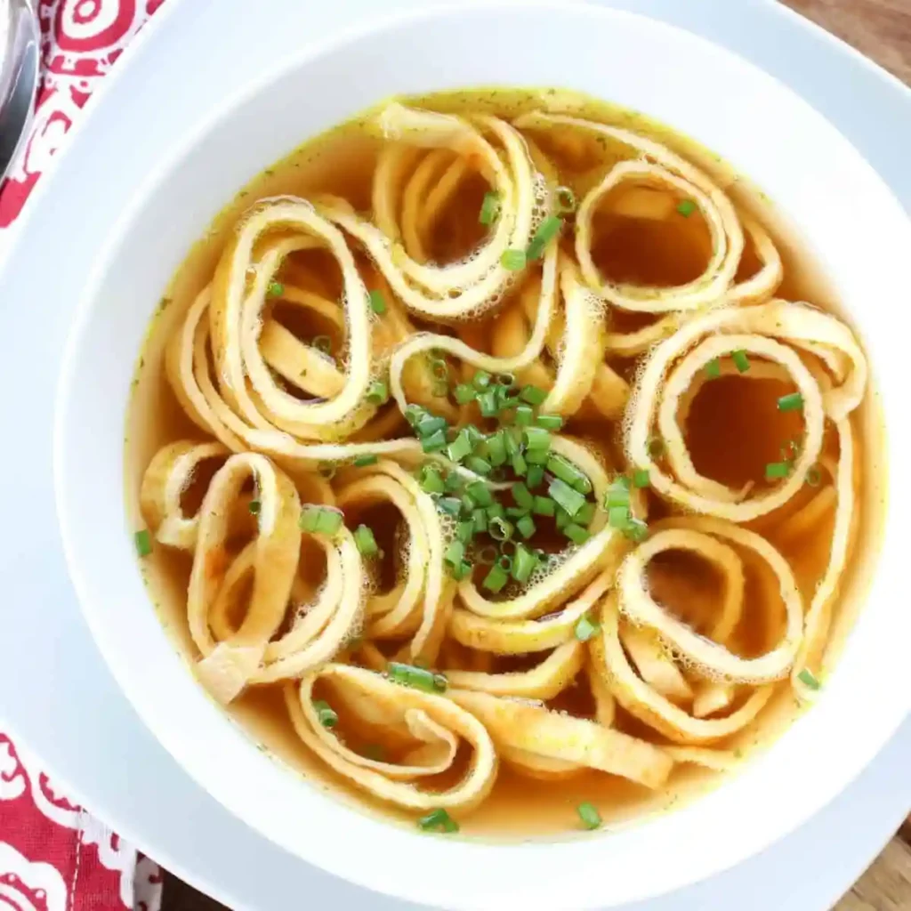 Flädlesuppe Rezept Original mit klarer Rinderbrühe und fein geschnittenen Flädle – klassische Pfannkuchensuppe wie bei Oma