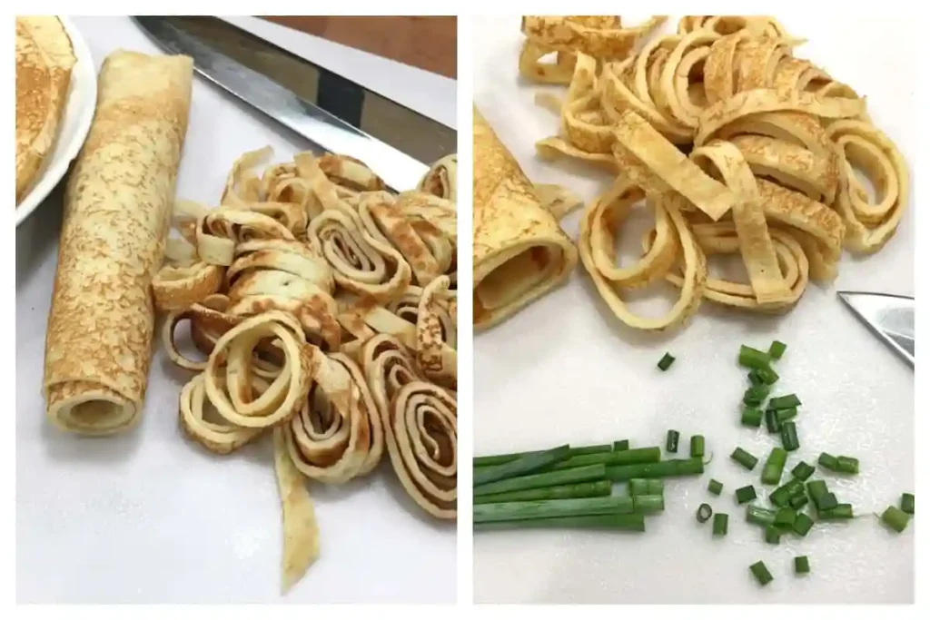 Flädle in feine Streifen schneiden für Flädlesuppe Rezept Original – Pfannkuchen für Suppe aufgerollt und geschnitten