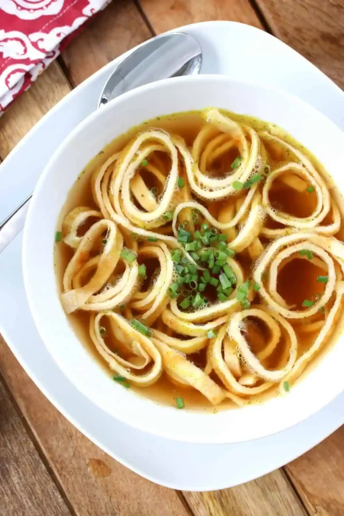 Flädlesuppe Rezept Original mit klarer Rinderbrühe und fein geschnittenen Flädle – traditionelle Pfannkuchensuppe wie bei Oma