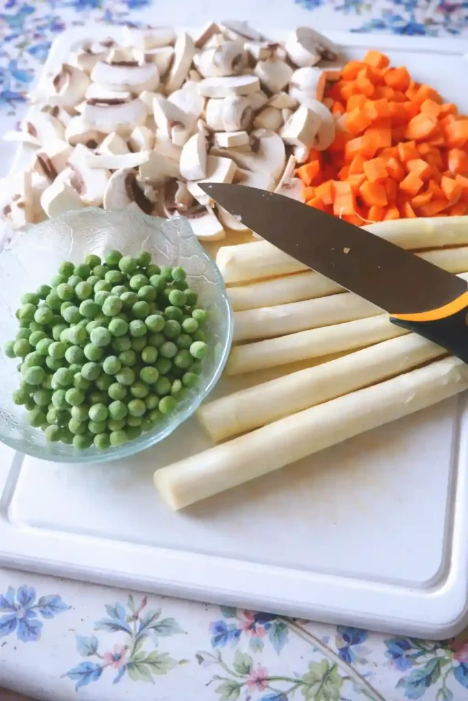 Vorbereitung für Original Hühnerfrikassee DDR Rezept wie bei Oma mit Spargel, Erbsen, Möhren und Champignons