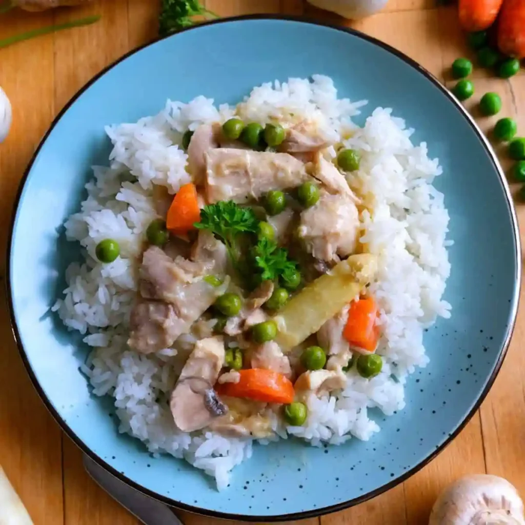 Original Hühnerfrikassee DDR Rezept wie bei Oma mit Hähnchenfleisch, Erbsen, Möhren und klassischer Sauce auf Reis