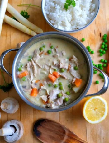 Original Hühnerfrikassee DDR Rezept wie bei Oma mit Hähnchen, Erbsen, Möhren und cremiger Sauce, serviert mit Reis