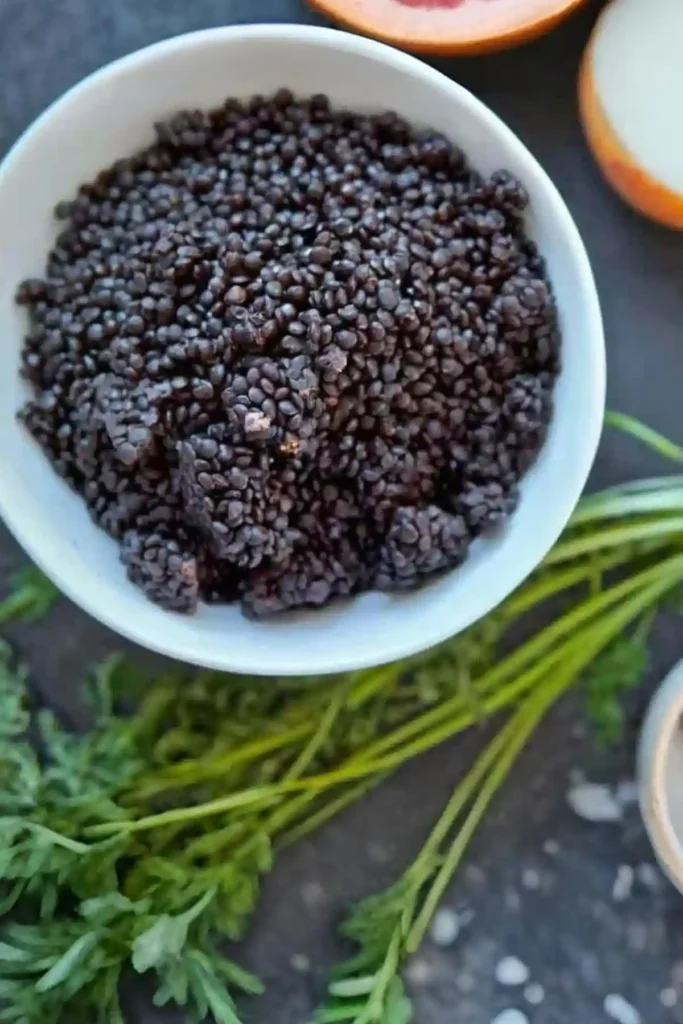 Original Schwäbische Linsen mit Spätzle nach Omas Rezept – schwarze Linsen als Hauptzutat für den klassischen schwäbischen Linseneintopf
