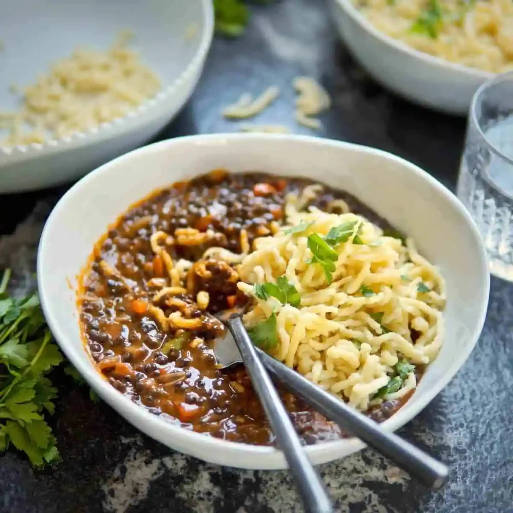 Original Schwäbische Linsen mit Spätzle nach Omas Rezept klassisch serviert in einer Schüssel