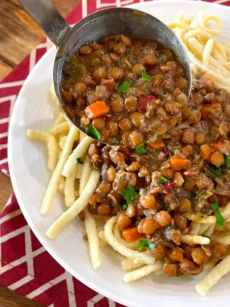 Original Schwäbische Linsen mit Spätzle nach Omas Rezept – Linsen werden über frische Spätzle serviert