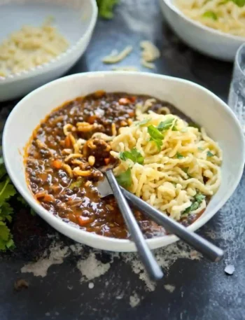Original Schwäbische Linsen mit Spätzle nach Omas Rezept, serviert als klassischer Linseneintopf mit hausgemachten Spätzle in einer Schüssel