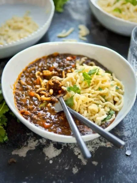 Original Schwäbische Linsen mit Spätzle nach Omas Rezept, serviert als klassischer Linseneintopf mit hausgemachten Spätzle in einer Schüssel