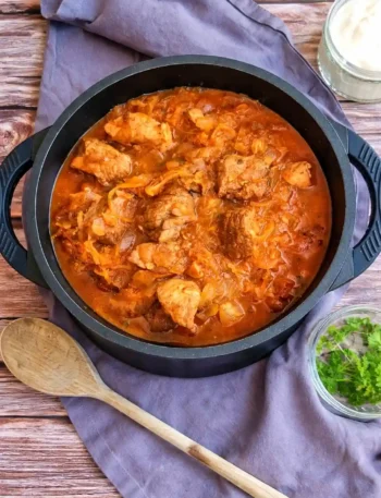 Original Szegediner Gulasch Rezept mit Sauerkraut nach DDR Art im Topf serviert