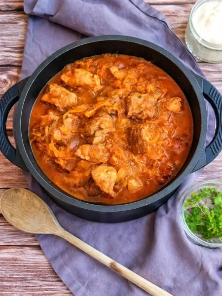 Original Szegediner Gulasch Rezept mit Sauerkraut nach DDR Art im Topf serviert