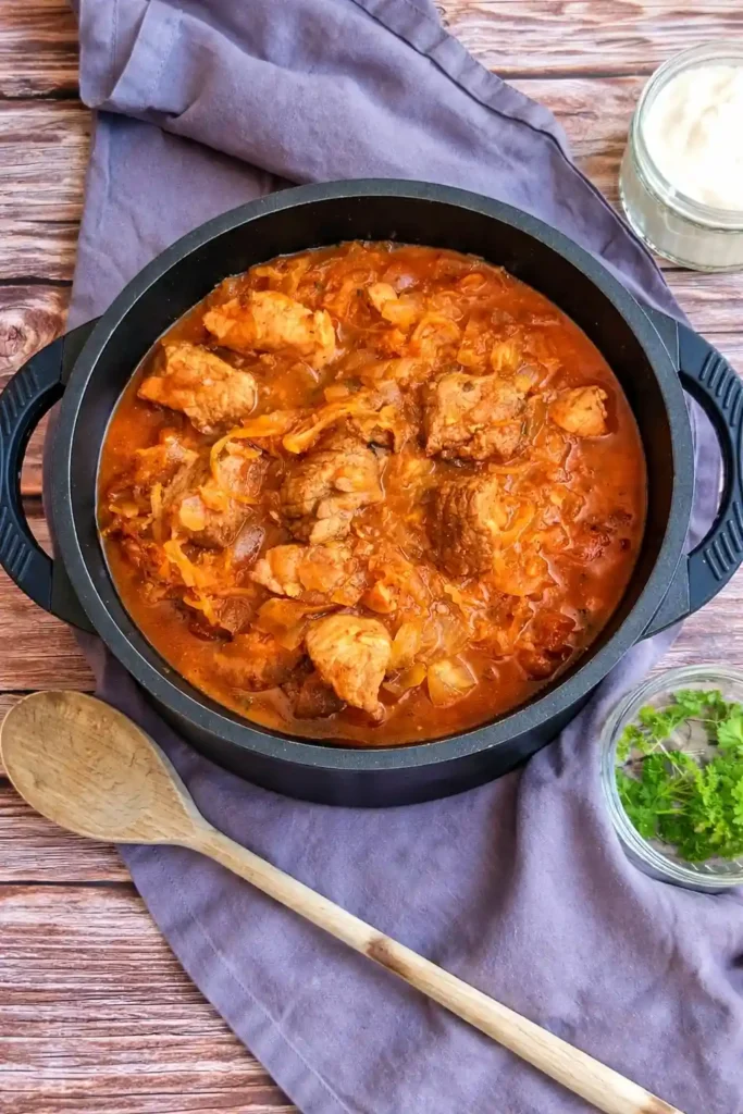 Original Szegediner Gulasch Rezept mit Sauerkraut nach DDR Art im Topf serviert