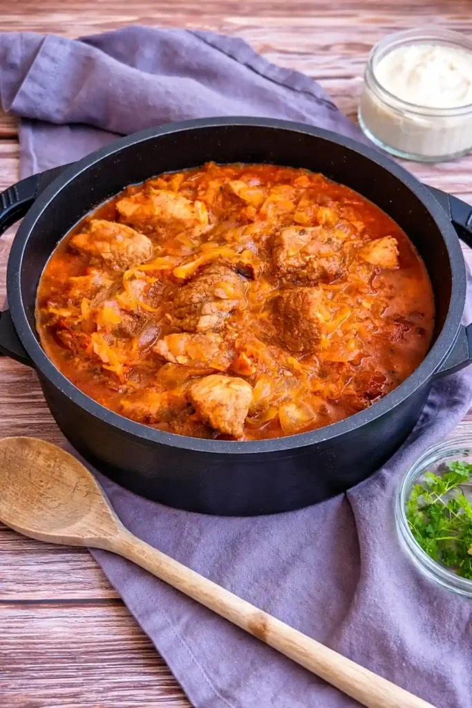 Original Szegediner Gulasch Rezept mit Sauerkraut nach DDR Art im Topf – klassisches Gulasch Szegediner Art mit zartem Fleisch