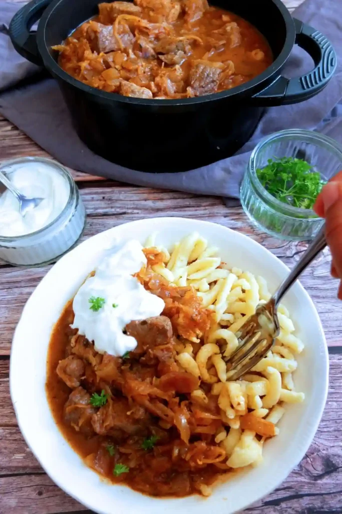 Original Szegediner Gulasch Rezept mit Sauerkraut nach DDR Art – serviert mit Spätzle und Sauerrahm